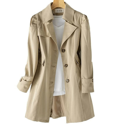 Beiger Damen-Trenchcoat, knielang, mit Knöpfen, klassischer Stil, Herbstmode.