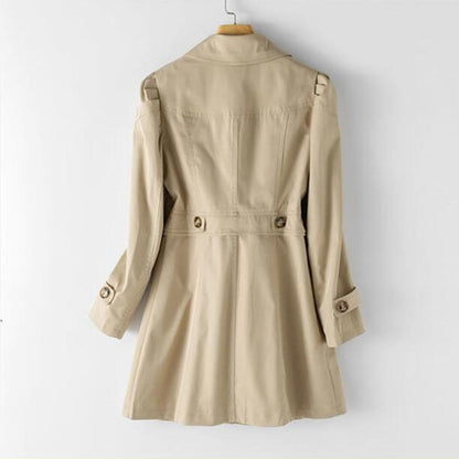 Beiger Damen-Trenchcoat aus Baumwolle, Rückansicht, klassischer Stil, Herbstmode.