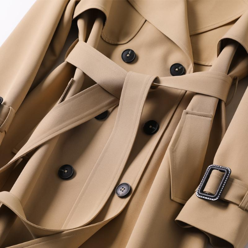 Beiger Trenchcoat aus Baumwolle, klassisches Design, schwarze Knöpfe, Gürtel, Herbstmode.