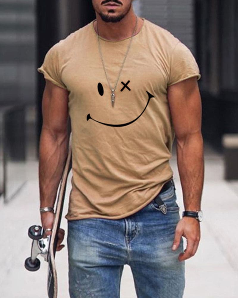 Mann mit beigem T-Shirt mit Smiley-Design, Jeans, Skateboard, urbaner Hintergrund.