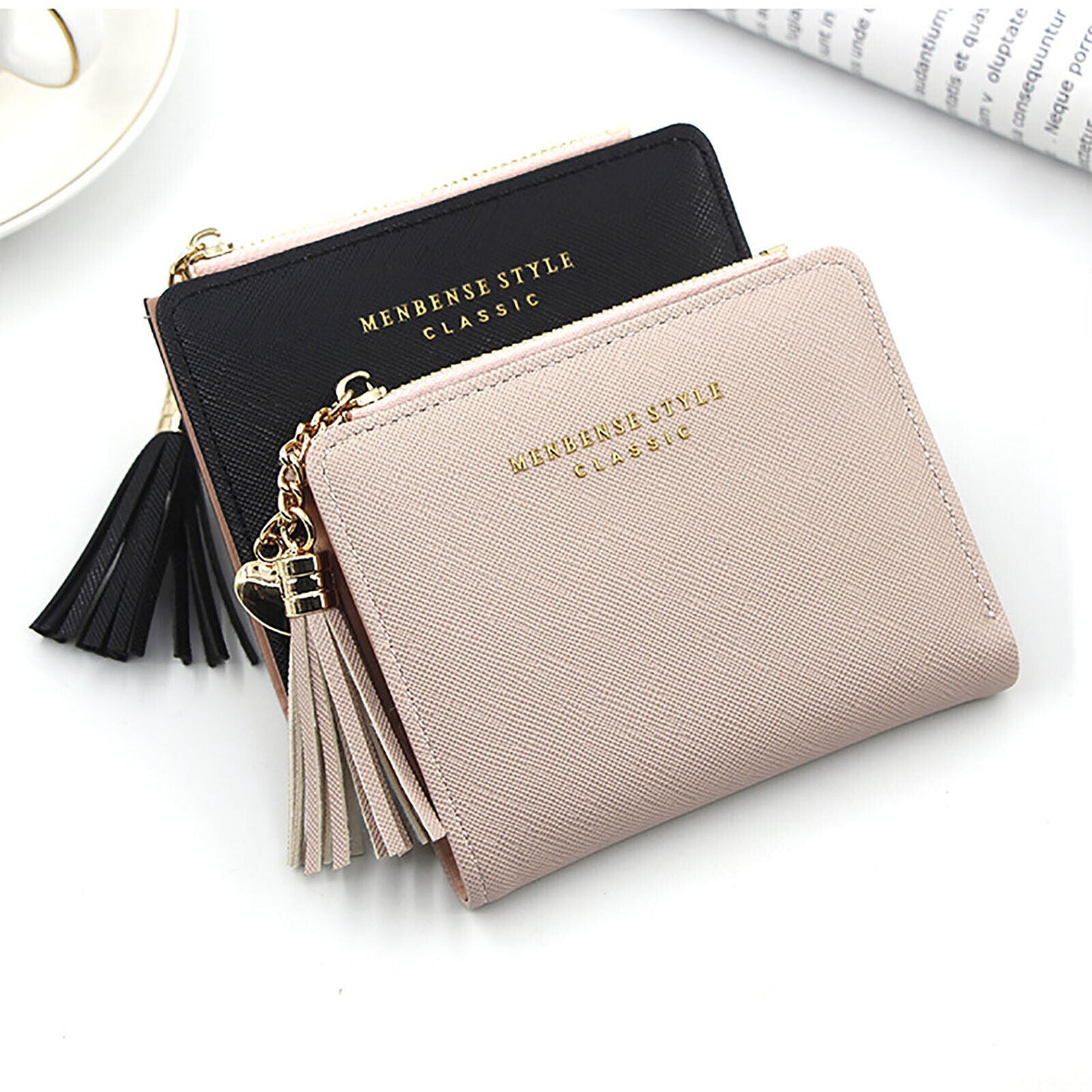 Beige und schwarzes Mini-Kartenetui aus Leder mit Quasten und Reißverschluss, stilvoll und kompakt.