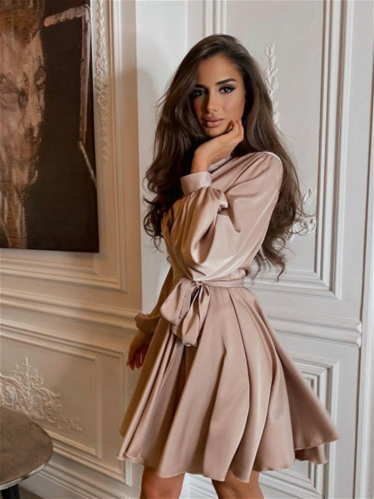 Elegantes Damenkleid beige, langärmelig, tailliert, aus Satin, ideal für Abendveranstaltungen.