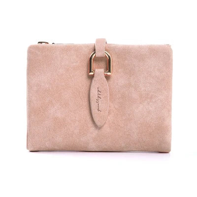Beige Wildleder-Clutch mit goldener Schnalle, elegant und modisch, ideal für Abendveranstaltungen.