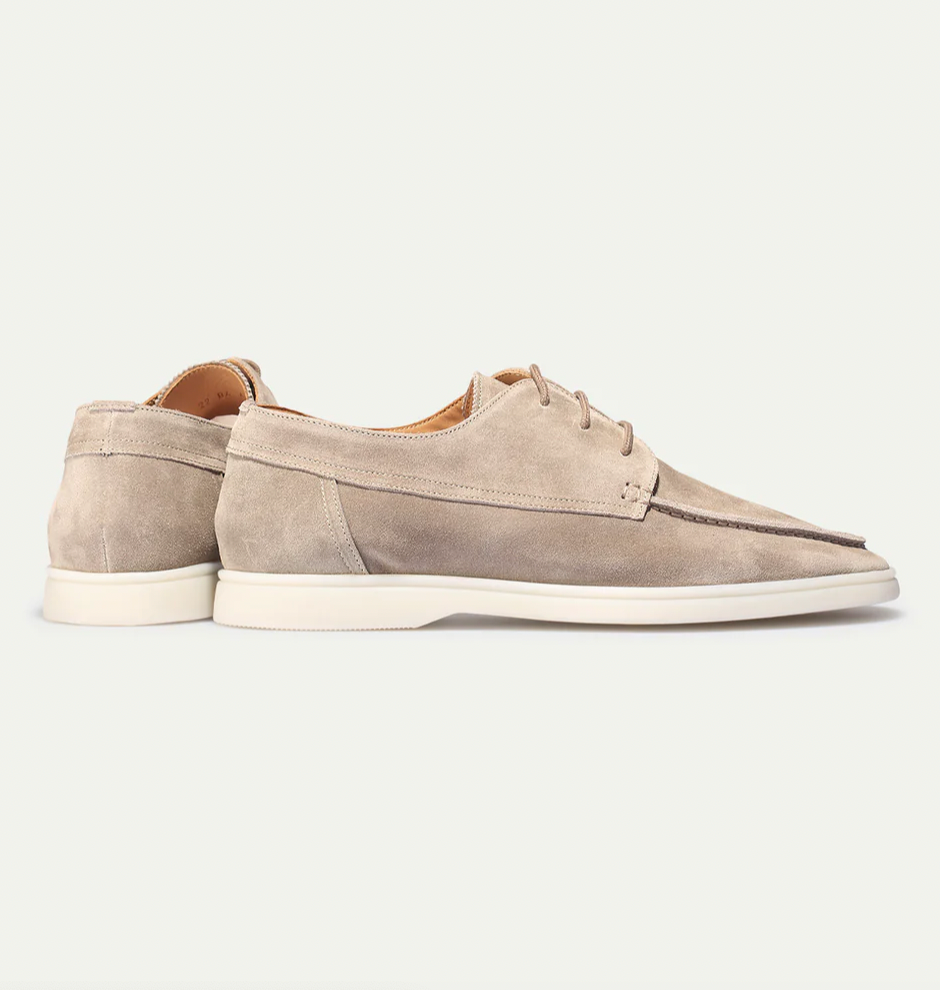 Beige Wildleder-Herrenschuhe, lässig, mit weißer Sohle, ideal für Freizeitmode.