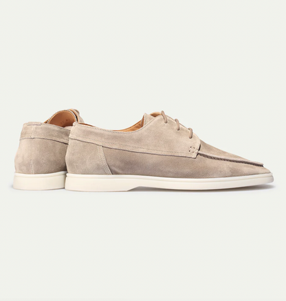 Beige Wildleder-Herrenschuhe, lässig, mit weißer Sohle, ideal für Freizeitmode.
