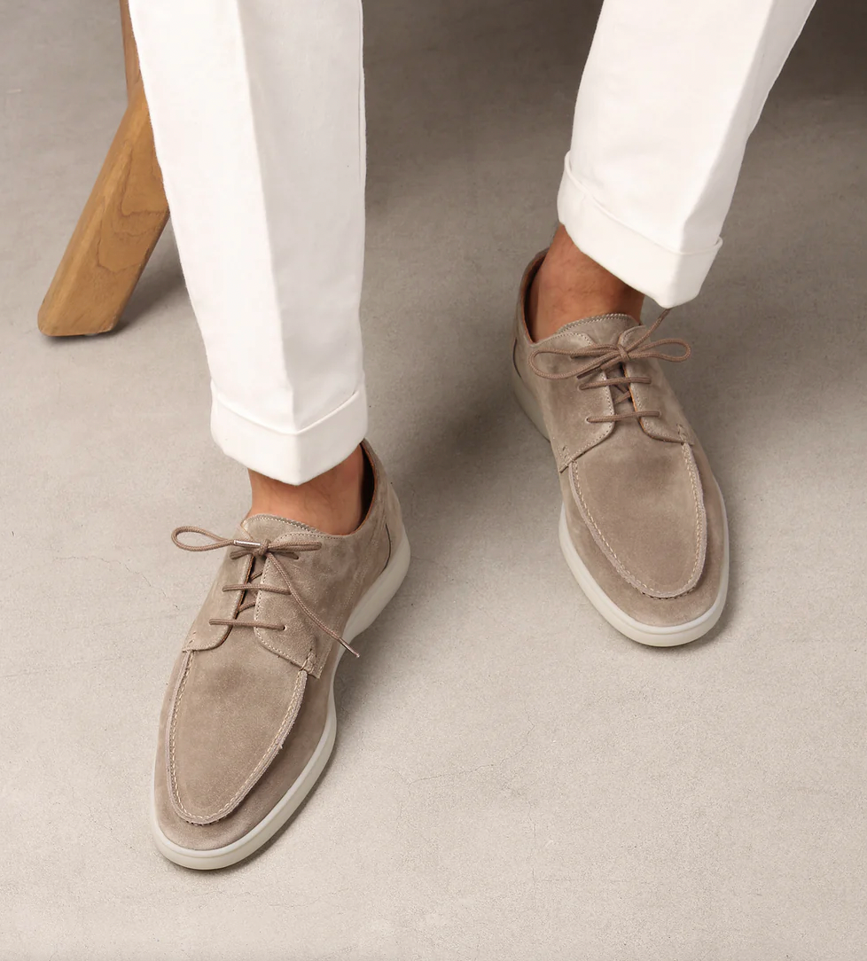 Herren Wildleder Mokassins beige, elegante Freizeitschuhe, kombiniert mit weißen Hosen.