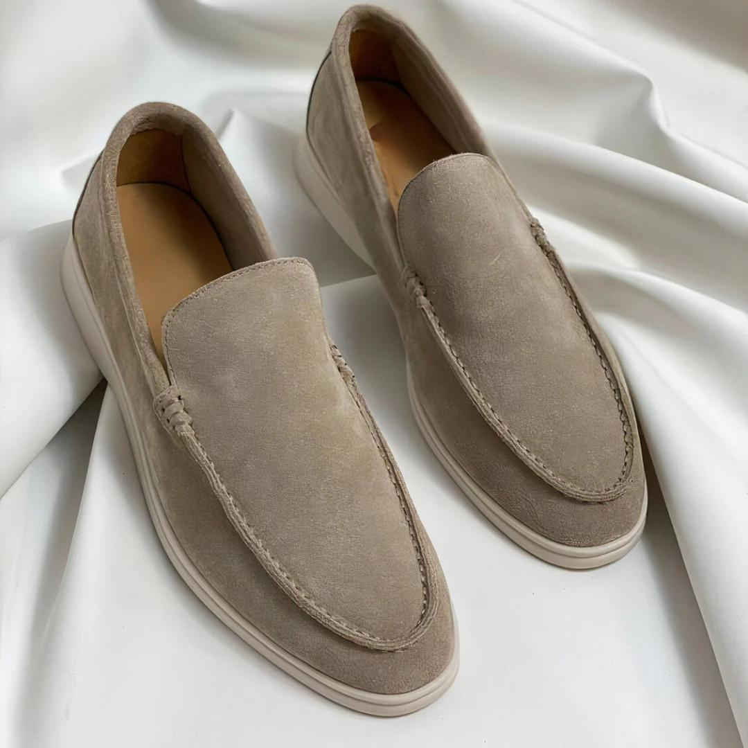 Beige Wildleder-Slipper für Herren, elegantes Design, rutschfeste Sohle, bequem und stilvoll.
