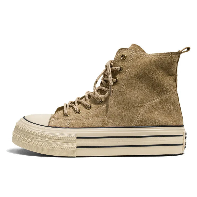 Beiger High-Top-Sneaker aus Wildleder mit Plateau-Sohle, modischer Freizeitschuh.