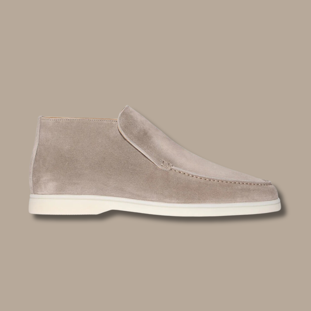 Beiger Wildlederstiefel für Herren, elegantes Design, weiße Sohle, modisch und bequem.