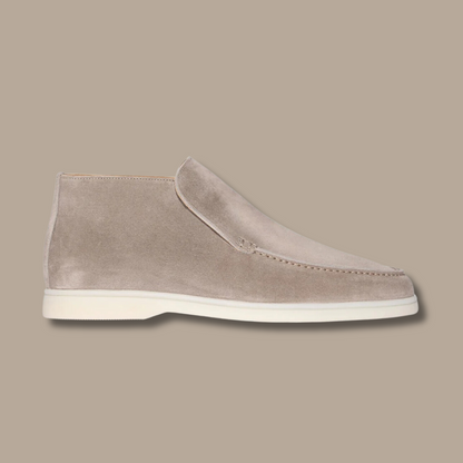 Beiger Wildlederstiefel für Herren, elegantes Design, weiße Sohle, modisch und bequem.