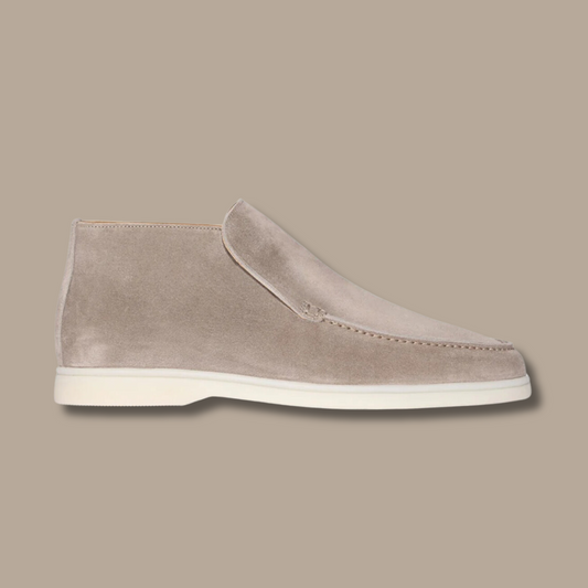 Beiger Wildlederstiefel für Herren, elegantes Design, weiße Sohle, modisch und bequem.