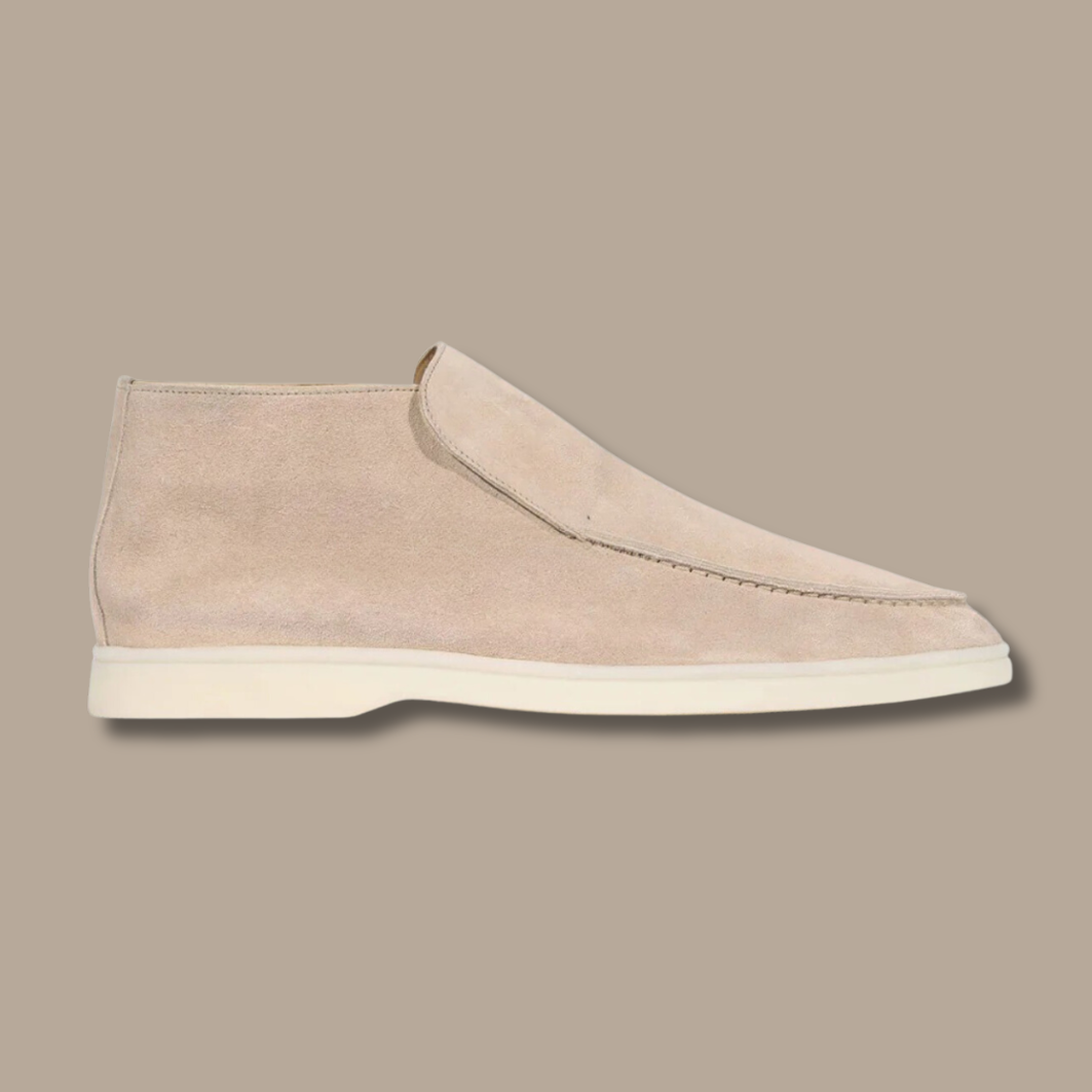Beiger Wildleder-Stiefel, Herrenmode, elegantes Design, bequeme Sohle, Freizeitkleidung.