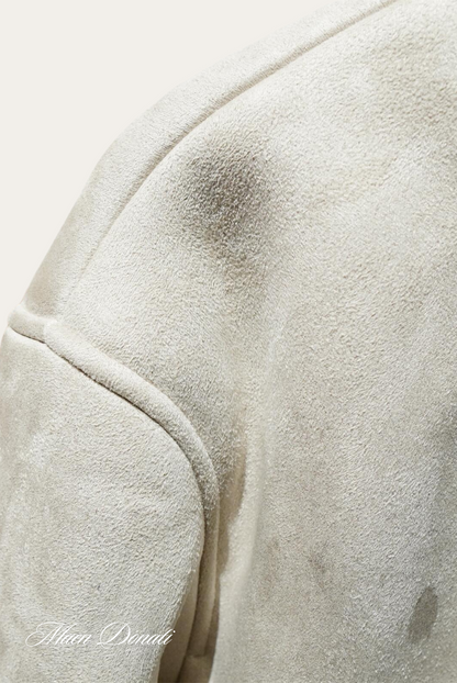 Beige Wildlederjacke Detailansicht, weiches Material, modisches Design, hochwertige Verarbeitung.
