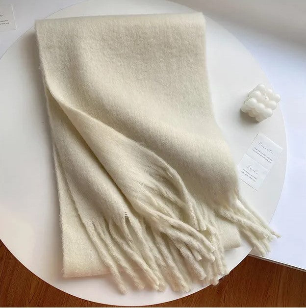 Beige Wollschal mit Fransen, weiches Material, modisches Accessoire, Herbst-Winter-Schal.