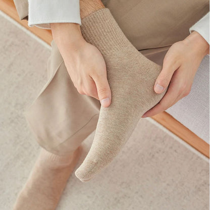 Beige Wollsocken für Herren, bequem, warm, ideal für Herbst und Winter, modisches Design.