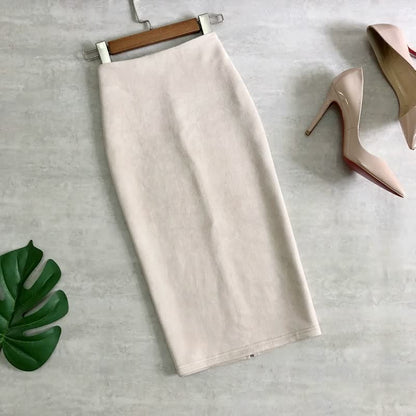 Beiger Bleistiftrock aus Baumwolle auf Kleiderbügel, daneben beigen High Heels, Modeaccessoires.