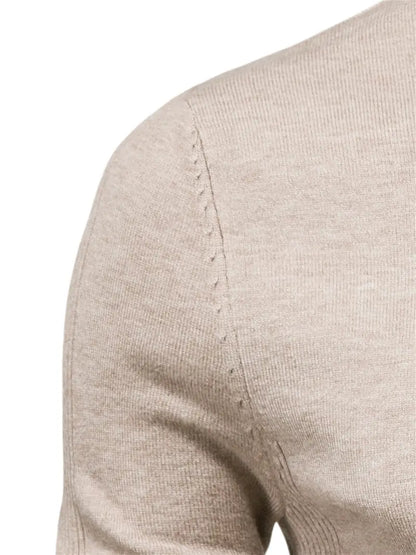 Beiger Strickpullover aus Baumwolle, Nahaufnahme, weiches Material, modisches Design.