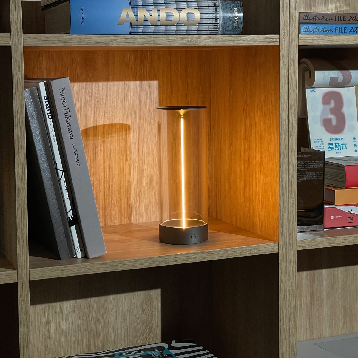 Moderne LED-Tischlampe, zylindrisch, schwarz, Holzregal, stilvolle Beleuchtung, Inneneinrichtung.