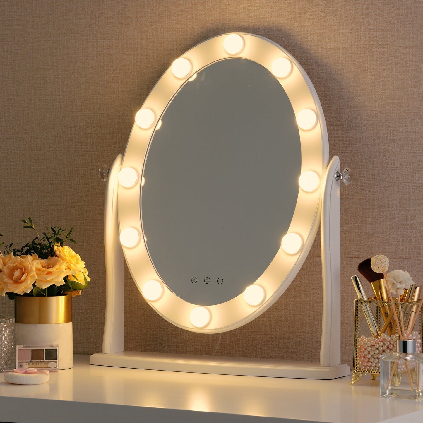 Beleuchteter ovaler Schminkspiegel mit LED-Lichtern auf weißem Tisch, ideal für Make-up.