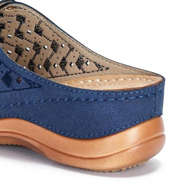 Blaue orthopädische Sandale, komfortabel, mit brauner Sohle, ideal für Fußunterstützung.