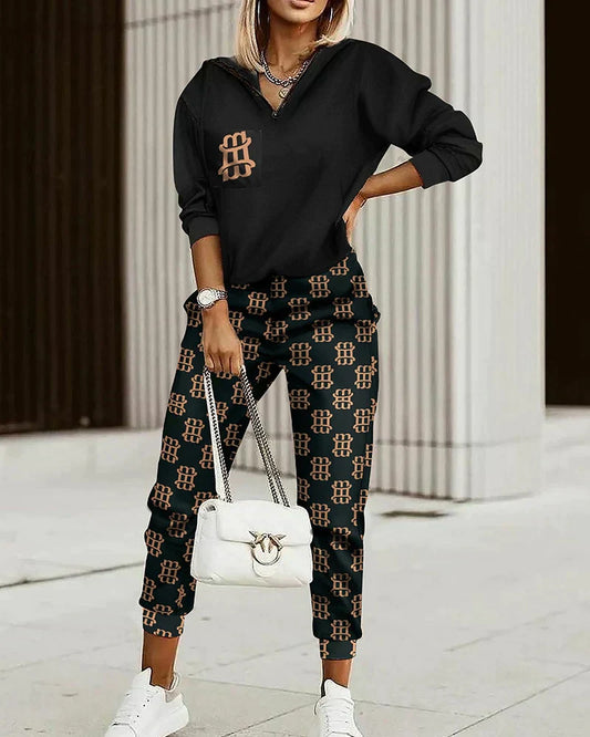 Frau in schwarzem und braunem Designer-Trainingsanzug mit Tasche, modern und bequem.