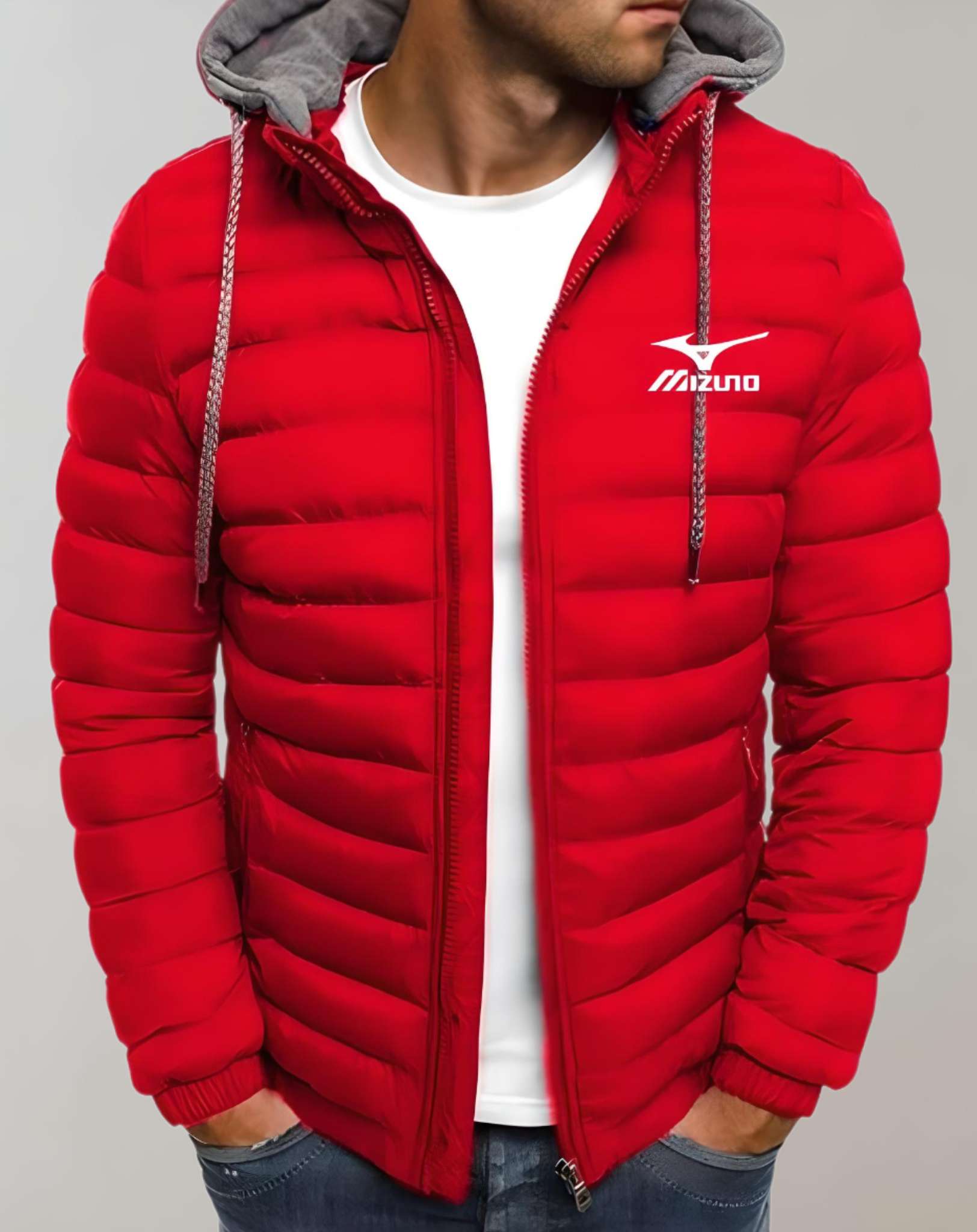 Mann in roter Mizuno-Daunenjacke mit Kapuze, sportlich, modisch, warm, Winterbekleidung.