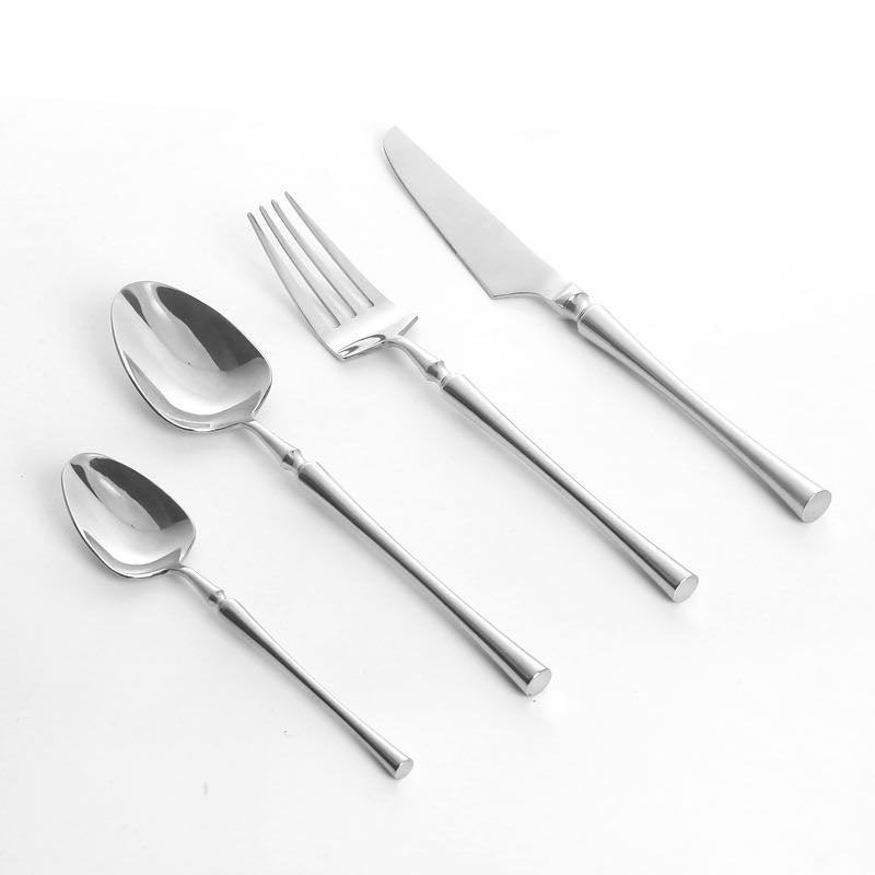 Vierteiliges Edelstahl-Besteckset, glänzend, bestehend aus Messer, Gabel, Löffel, Teelöffel.