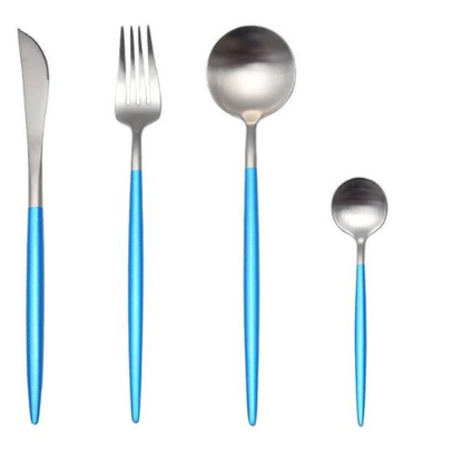 Besteckset aus Edelstahl mit blauen Griffen, bestehend aus Messer, Gabel, Löffel, Teelöffel.