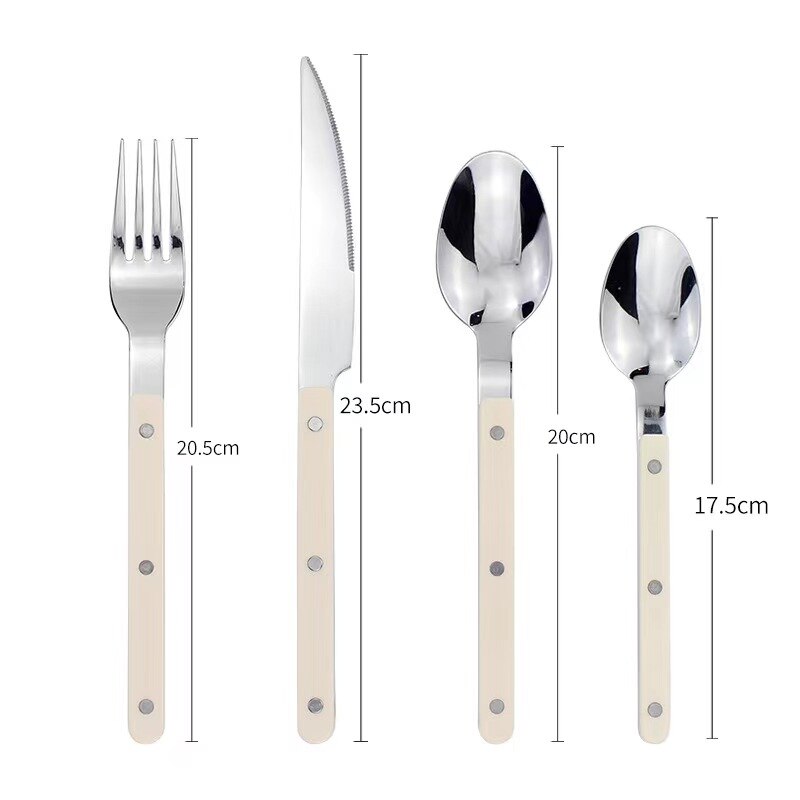 Besteckset aus Edelstahl mit cremefarbenen Griffen, bestehend aus Gabel, Messer, Löffel, Teelöffel.