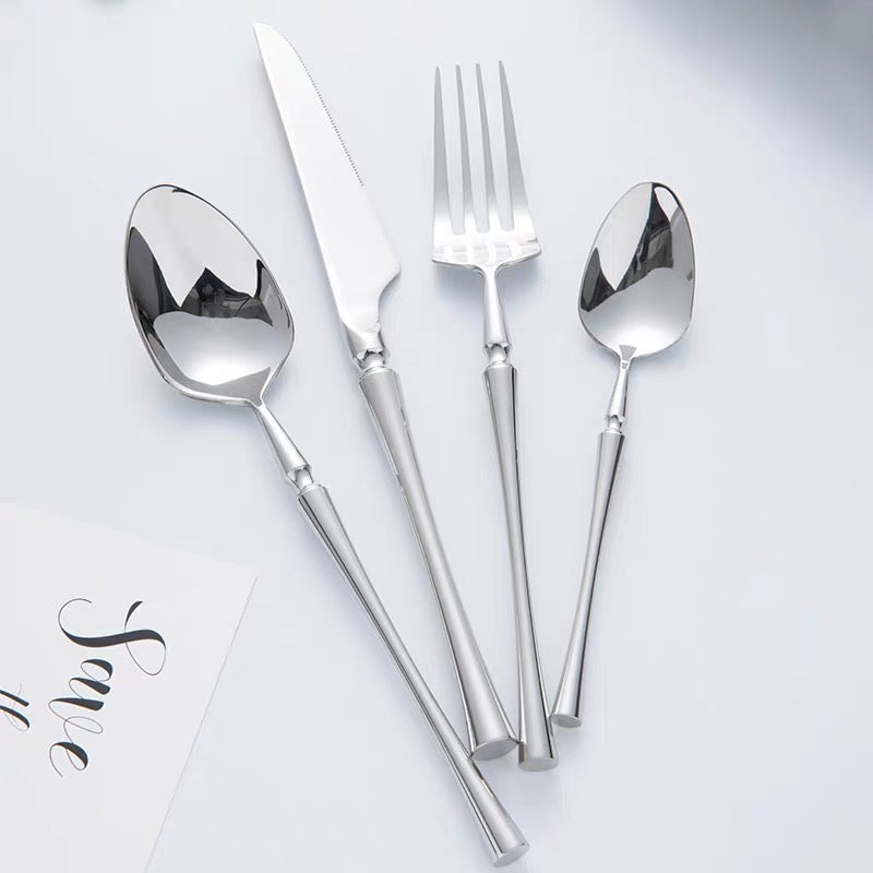 Elegantes Edelstahl-Besteckset, bestehend aus Messer, Gabel, Löffel und Teelöffel.