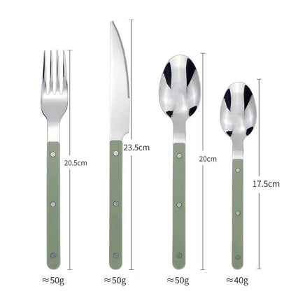 Besteckset aus Edelstahl mit grünem Griff, bestehend aus Gabel, Messer, Löffel, Teelöffel.