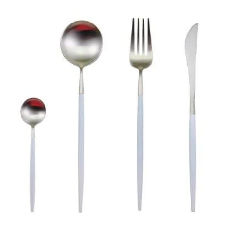 Modernes Besteckset aus Edelstahl mit weißem Griff, bestehend aus Löffel, Gabel, Messer, Teelöffel.