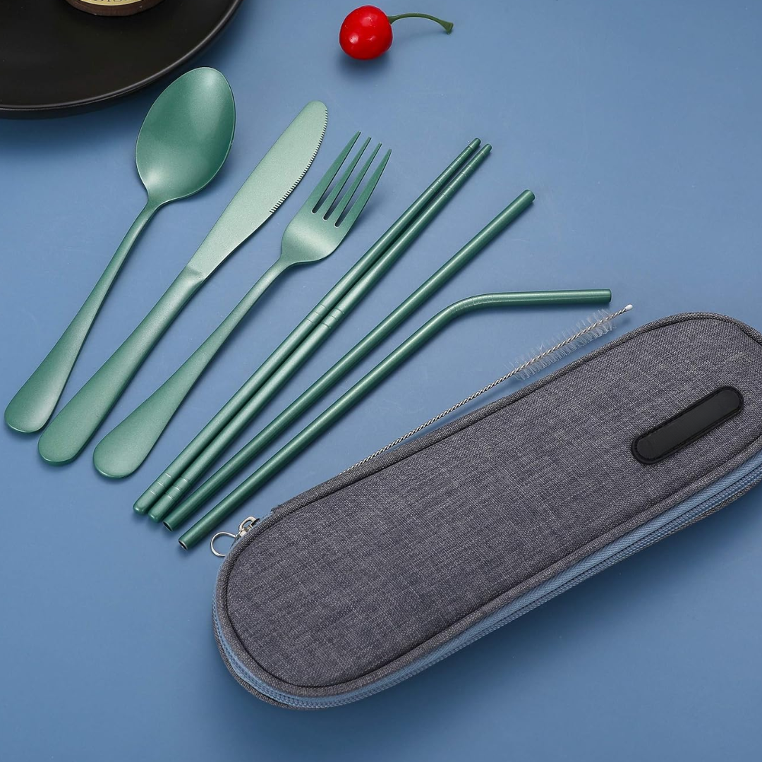 Grünes Besteckset aus Edelstahl mit Etui, umweltfreundlich, wiederverwendbar, modern.