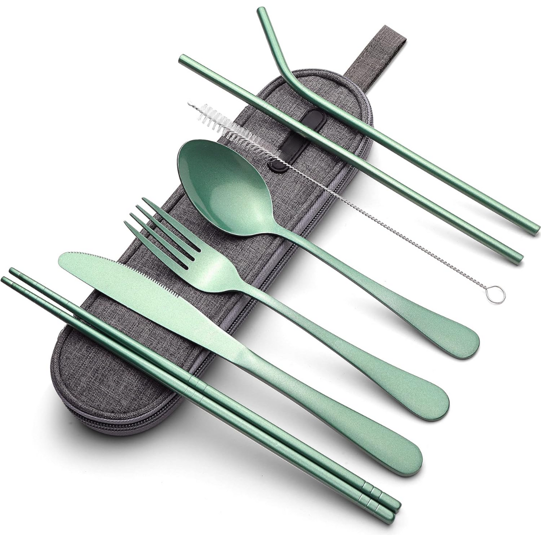 Grünes Besteckset aus Edelstahl mit Etui, umweltfreundlich, wiederverwendbar, tragbar.