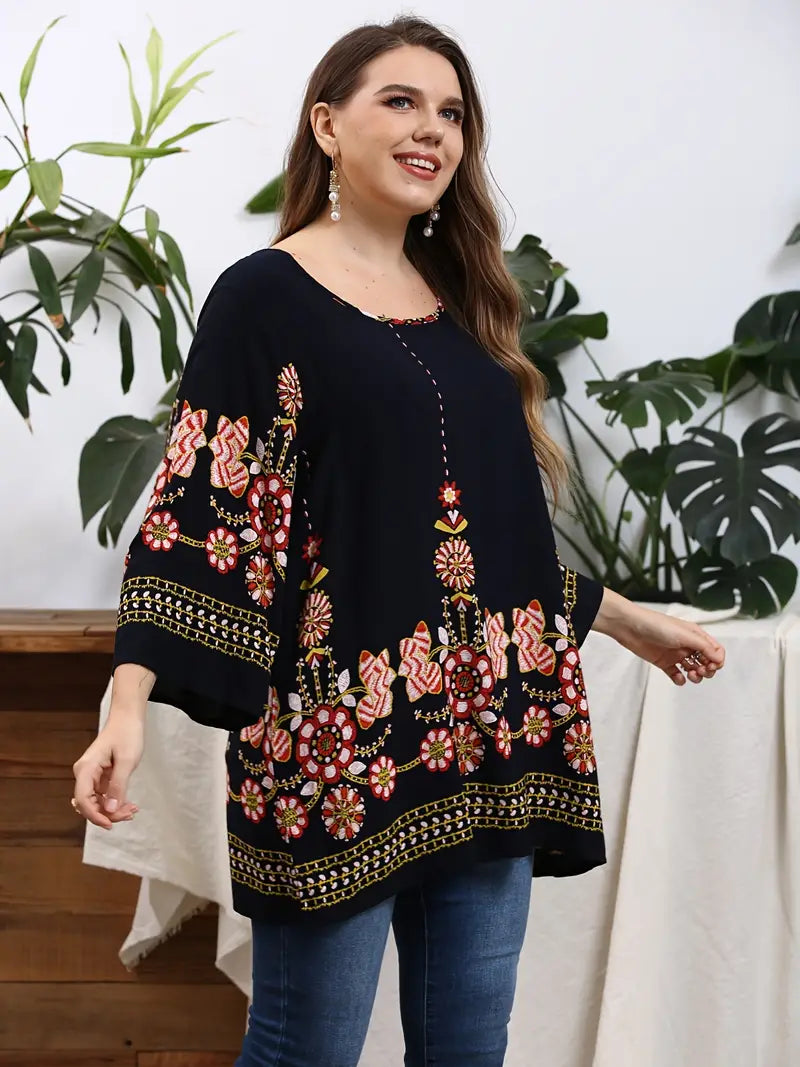 Frau trägt schwarze Tunika mit buntem Blumenmuster, lässig, modisch, Damenmode, Boho-Stil.