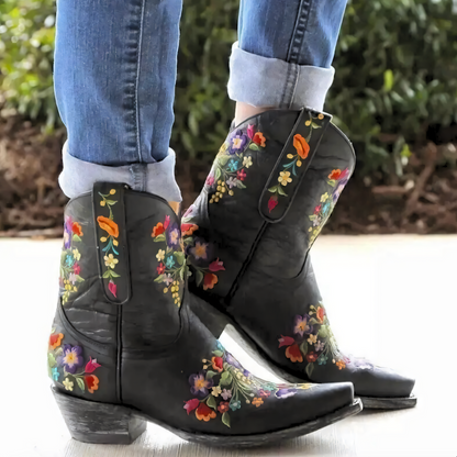 Schwarze Cowboystiefel mit bunter Blumenstickerei, Damenmode, Leder, Westernstil.