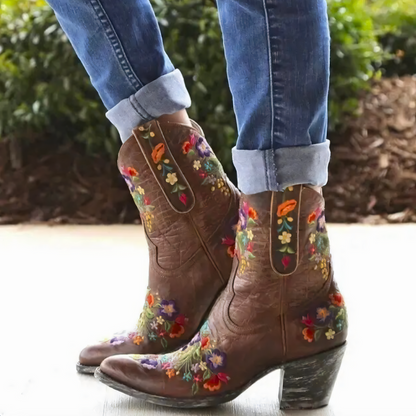 Braune Cowboystiefel mit bunter Blumenstickerei, Damenmode, Leder, Jeans, Outdoor.