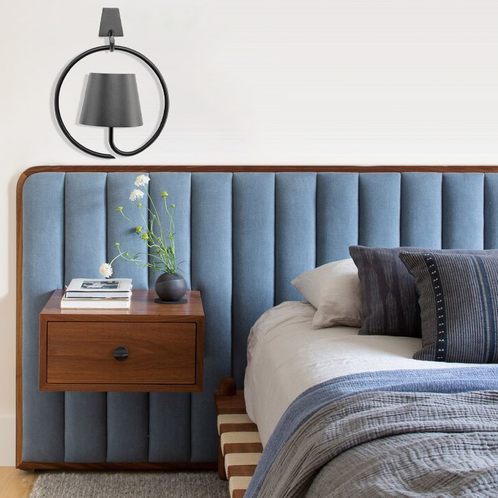 Blaue Polsterbettkopfteil mit Holznachttisch, moderne schwarze Wandleuchte, Schlafzimmerdekor.