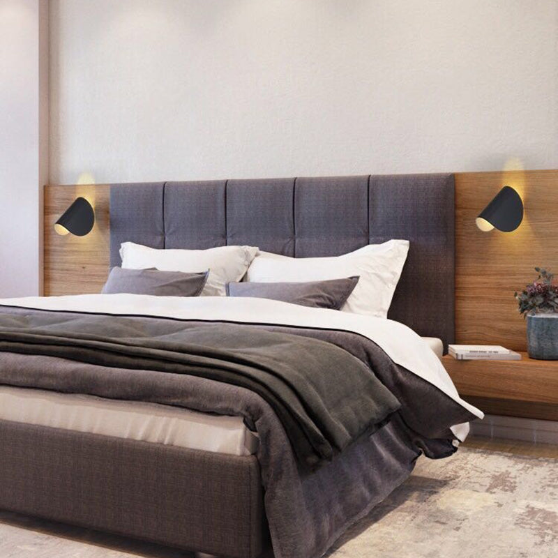 Graues Polsterbett mit Holzkopfteil, modernen Nachttischlampen und weißer Bettwäsche im Schlafzimmer.