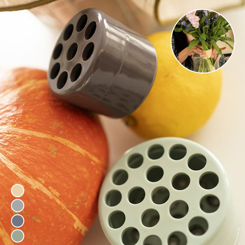 Grå insats med nio hål och ljusgrön insats med många hål vid en pumpa och citron, med färgval och liten bild av buketten. 11