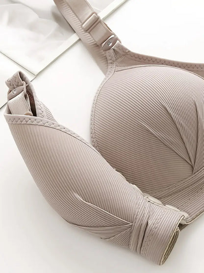 Beiger, nahtloser Push-up-BH aus Rippstoff mit verstellbaren Trägern für Damen.