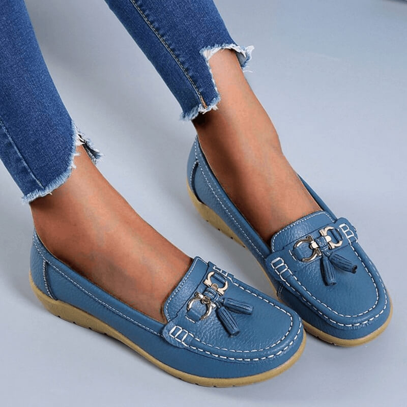 Damen Mokassins, hellblau, Leder, Quasten, silberne Schnalle, Freizeitschuhe, modisch.