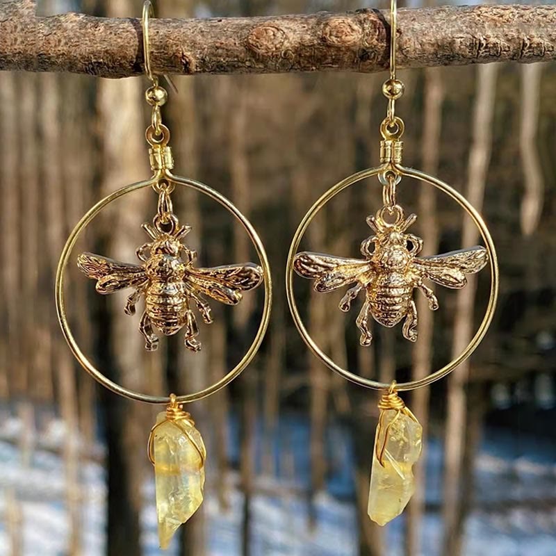 Goldene Bienen-Ohrringe mit Citrin-Anhänger, handgefertigter Schmuck, Naturmotiv.
