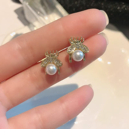 Goldene Bienen-Ohrringe mit Perlen, Damen-Schmuck, modisch, elegant, Accessoire.