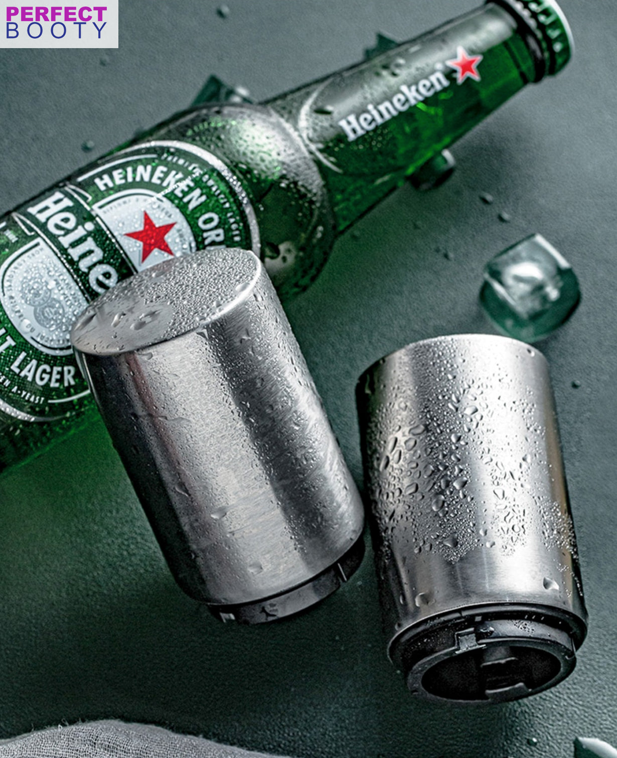 Zwei Edelstahl-Flaschenöffner neben einer Heineken-Bierflasche auf nasser Oberfläche.