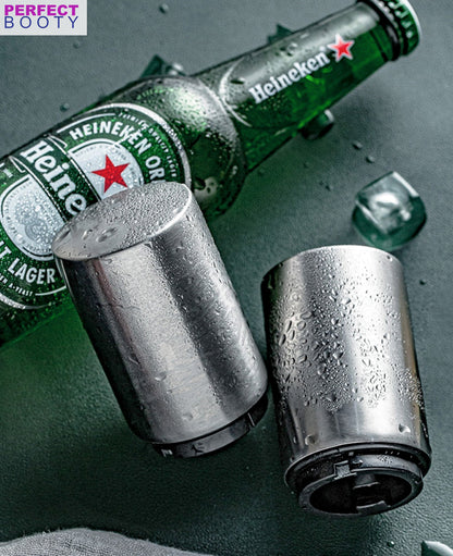 Zwei Edelstahl-Flaschenöffner neben einer Heineken-Bierflasche auf nasser Oberfläche.