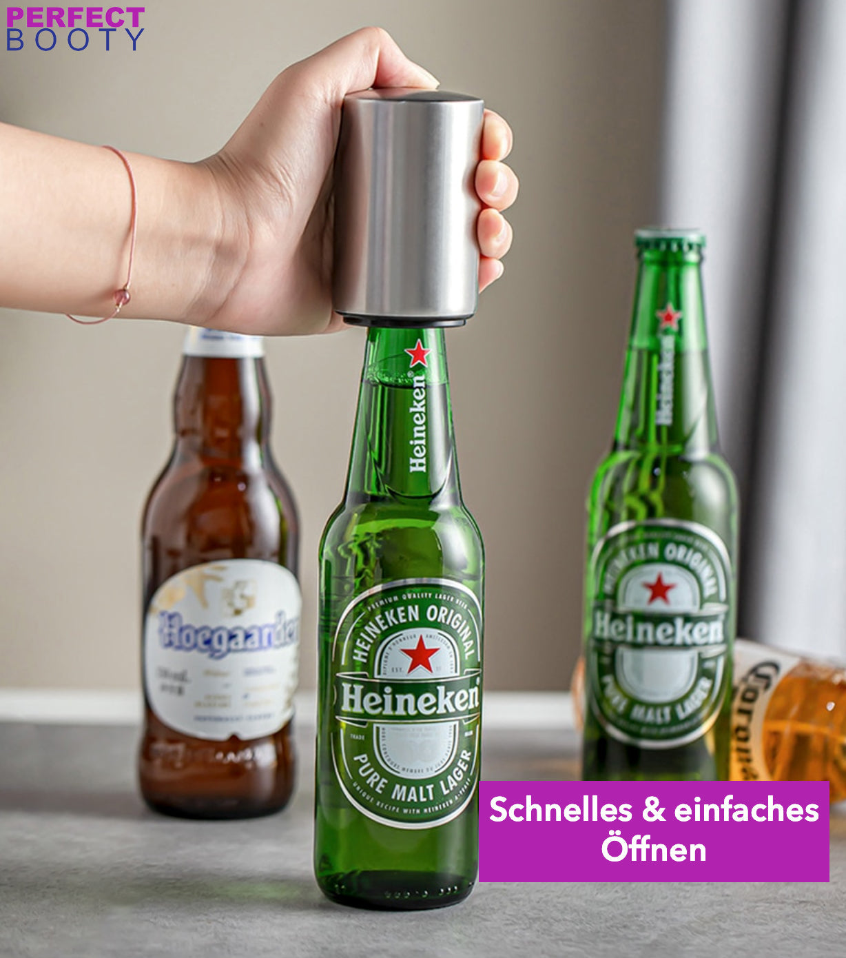 Person öffnet Heineken-Flasche mit Edelstahl-Flaschenöffner, Hoegaarden-Flasche im Hintergrund.