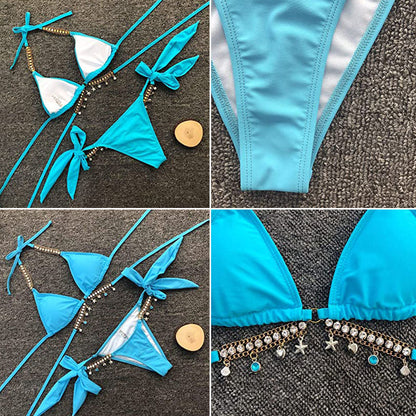 Blauer Bikini mit Muschel- und Sternanhänger, Damen-Bademode, Strandmode, Sommertrends.
