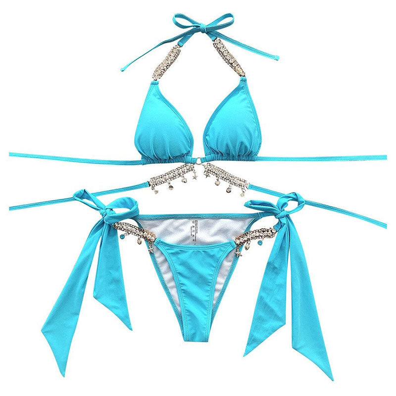 Blauer Bikini mit Schmuckdetails, Triangel-Oberteil, Schleifen, Damen-Bademode, Sommerstrand.