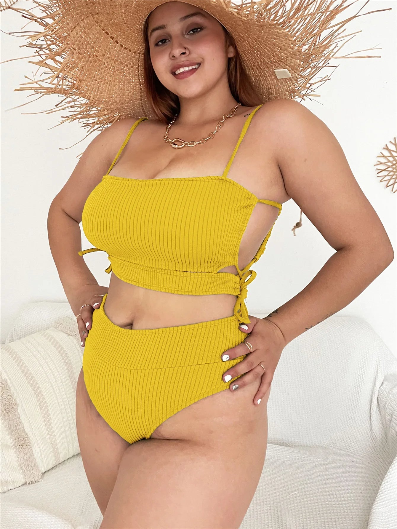 Frau im gelben gerippten Bikini mit Strohhut, Sommermode, Strandkleidung, Plus-Size-Mode.